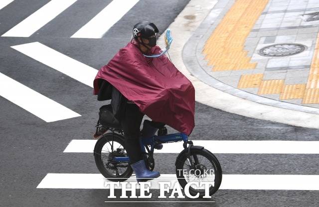자전거를 타다 교통법규를 위반한 사실을 운전경력증명서에 법규위반 전력으로 기재한 건 타당하다는 법원 판단이 나왔다. 사진은 기사내용과 무관. /이새롬 기자