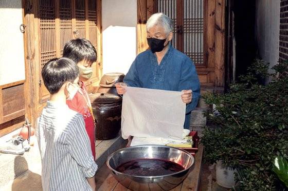 소중 학생기자단이 서울시 무형문화재 제49호 김경열 홍염장(맨 오른쪽)을 만나 홍염에 대해 알아보고, 손수건을 홍염으로 물들여봤다.