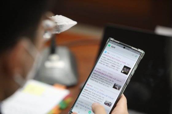 김남국 더불어민주당 의원이 지난 14일 대전고등법원에서 열린 법제사법위원회 비수도권 지법·고법·지검·고검 국정감사장에서 본인의 이름을 검색해 전날 고위공직자 범죄수사처 국정감사 관련 뉴스를 확인하고 있다. 연합뉴스