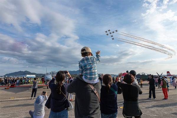 2019년 사천에어쇼 행사에서 관람객들이 에어쇼를 지켜보고 있다. [사진 제공 = 사천에어쇼 추진위원회]