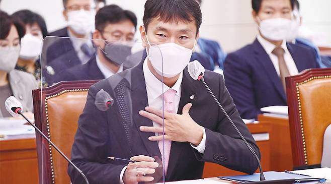 부동산 PF 위기론이 확산하자 금융 당국에도 비상이 걸렸다. 이복현 금융감독원장이 지난 10월 11일 서울 여의도 국회에서 열린 정무위원회의 금융감독원 국정감사에서 의원들의 질의에 답변하고 있다. (국회사진기자단)