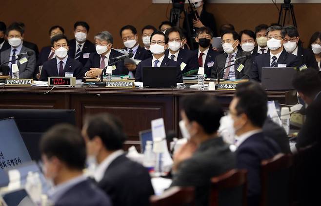 [부산=뉴시스] 하경민 기자 = 국회 정무위원회의 신용보증기금·한국자산관리공사·한국주택금융공사에 대한 국정감사가 열린 17일 오후 부산 남구 부산국제금융센터에서 권남주 자산관리공사 사장 등 피감기관 대표들이 의원의 질문을 듣고 있다. 2022.10.17.