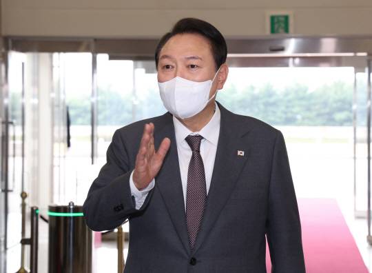 윤석열 대통령이 지난 14일 서울 용산 대통령실 청사로 출근하며 기자들과 질의응답을 하고 있다. 연합뉴스