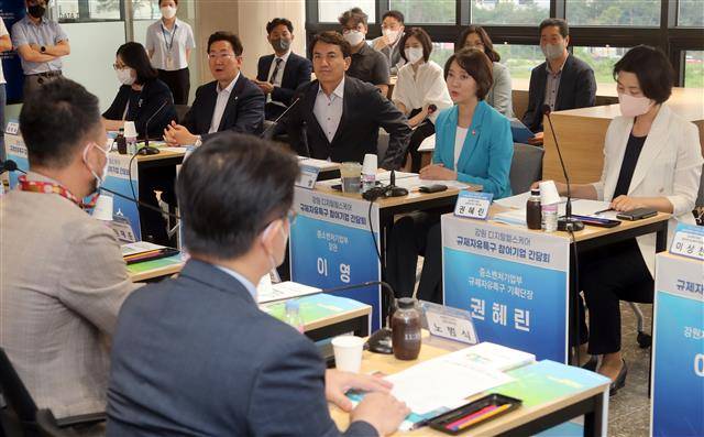 지난 7월 14일 강원 원주시 혁신도시 내 모바일헬스케어지원센터에서 이영(둘째줄 왼쪽 네 번째) 중소벤처기업부 장관과 김진태(세 번째) 강원지사, 원강수(두 번째) 원주시장 등이 참석한 가운데 강원 디지털 헬스케어 규제자유특구 참여기업 간담회가 열리고 있다.강원도 제공