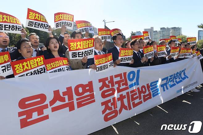 박범계 더불어민주당 윤석열 정권 정치탄압대책위원장과 박홍근 원내대표를 비롯한 의원들이 17일 오후 서울 용산구 전쟁기념관 앞에서 윤석열 정권 정치탄압 규탄 기자회견을 하고 있다. 2022.10.17/뉴스1 ⓒ News1 이광호 기자