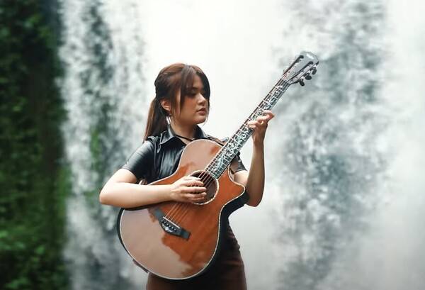 조세핀 알렉산드라가 데뷔 싱글 'False Alarm'을 연주하고 있다. [사진=조세핀 알렉산드라 뮤직비디오 캡처]