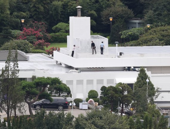 31일 오후 서울 남산에서 윤석열 대통령과 김건희 여사가 입주할 예정인 서울 용산구 한남동 대통령 관저 막바지 준비 모습이 보이고 있다. 2022.8.31/뉴스1 ⓒ News1 이성철 기자 /사진=뉴스1