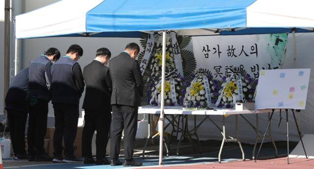 17일 오전 경기 평택시 팽성읍 SPL 평택공장 앞에 마련된 A씨 분향소에서 노동자들이 조문하고 있다. 뉴스1