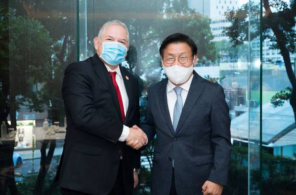 삼성전자 생활가전사업부장 이재승 사장(사진 오른쪽)이 지난 6일 서울에서 엔리케 레이나 온두라스 외교부 장관(사진 왼쪽)을 만나 삼성전자의 주요 활동을 소개했다. 이 사장은 이날 진행된 산자위 국감의 증인으로 채택됐으나, 이 행사를 이유로 불참했다. [사진=삼성전자]