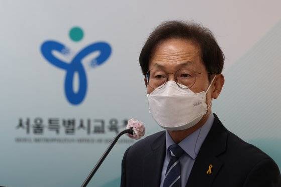 조희연 서울시교육감이 지난 4월 14일 오전 서울시교육청 브리핑룸에서 스마트기기를 활용한 맞춤형 디지털 학습 프로그램 '디벗'(디지털+벗) 사업 추진 현황 등을 발표하고 있다. 연합뉴스