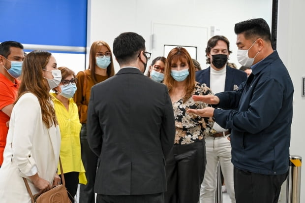 콜롬비아·에콰도르 의료전문가와 애보트 주요 관계자가 거두공장 견학에 참여하고 있다.