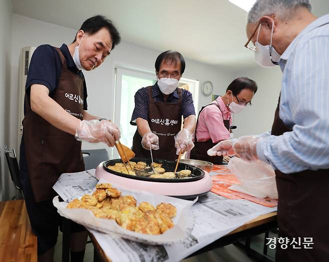 지난 9월1일 서울 노원구 중계동 중계주공2단지 할아버지 5명이 ‘꽃할배 요리교실’에서 동그랑땡과 애호박전을 부치고 있다. 매주 목요일 같은 아파트에 사는 고령층이 모여 음식을 만들고 나눠 먹는다. 강윤중 기자