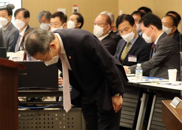 18일 대전 기초과학연구원에서 열린 국회 과학기술정보방송통신위원회 국정감사에 출석한 이종호 과학기술정보통신부 장관이 카카오 서비스 대란으로 말미암아 국민들이 큰 불편을 겪었다며 고개를 숙여 사과하고 있다. [사진 출처 = 연합뉴스]