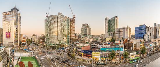 신림역 상권은 신림사거리를 기준으로 크게 4개 구역으로 나뉜다. 신림사거리 기준 대각선 위쪽부터 시계 방향으로 ‘원룸촌 상권’, 르네상스쇼핑몰과 이면도로 인근에 자리 잡은 ‘숙박업 상권’, 타임스트림(구 포도몰)을 중심으로 형성된 ‘타임스트림 상권’, 순대타운과 먹자골목이 위치한 ‘별빛신사리 상권’이다. (윤관식 기자)