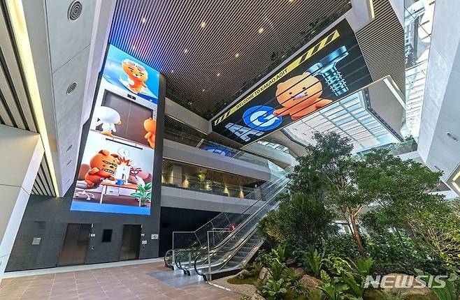 [서울=뉴시스]카카오 판교 아지트 1층에 조성된 아지트 포레스트와 카카오 프렌즈 파사드. (사진=카카오 제공)