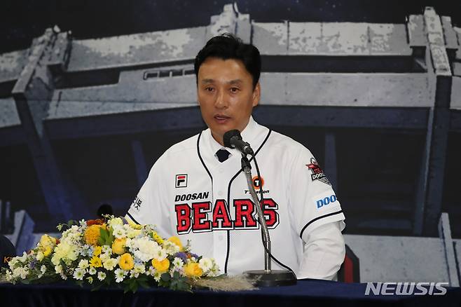 [서울=뉴시스] 고승민 기자 = 이승엽 두산베어스 신임 감독이 18일 서울 잠실야구장에서 열린 취임식에서 취재진 질문에 답하고 있다. 2022.10.18. kkssmm99@newsis.com