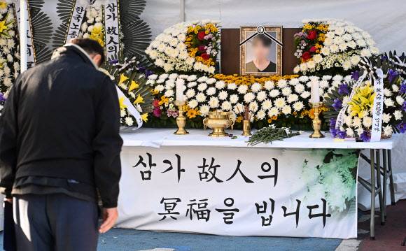 17일 오후 경기도 평택시 팽성읍 SPL 평택공장에서 제빵공장 사망사고로 숨진 20대 여성 근로자의 추모제가 진행되고 있다. 지난 15일 평택시 SPL 제빵공장에서 20대 여성 근로자가 소스 배합기 기계에 몸이 껴 병원으로 옮겨졌지만 숨졌다. 평택=뉴시스