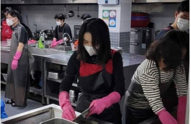 대통령실은 윤석열 대통령 부인 김건희 여사가 지난 8월31일 안나의집을 찾아 2시간 가량 배식 및 설거지 봉사활동을 했다고 16일 밝혔다. 김하종 신부 페이스북