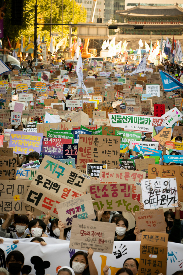 ‘9·24기후정의행진’ 행사가 열린 9월24일 서울시청 앞에서 참가자들이 구호를 외치고 있다. ⓒ시사IN 이명익