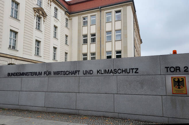 독일 경제기후보호부 건물. 벽에 기후보호(klimaschutz)라는 글자가 새로 붙었다. ⓒ시사IN 이오성