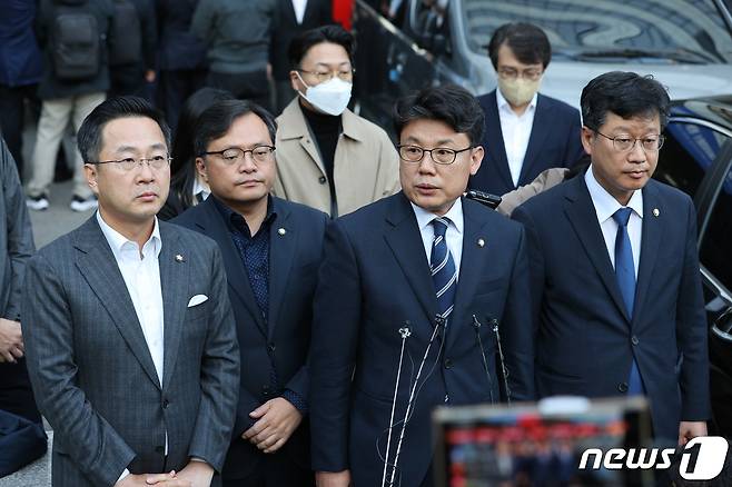 진성준 더불어민주당 원내수석부대표가 19일 오후 압수수색 중인 서울 여의도 더불어민주당사 앞에서 입장을 말하고 있다. 2022.10.19/뉴스1 ⓒ News1 이재명 기자