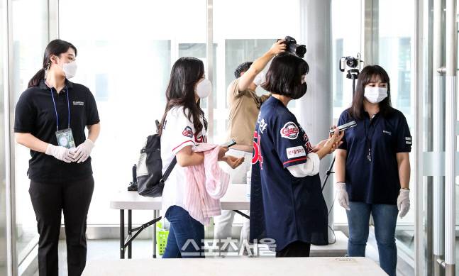 2020시즌 프로야구  롯데-키움경기가 열릴 예정인 고척스카이돔의 진행요원들이 관중맞이 준비에 한창이다. 사진은 본문과 무관. &nbsp;강영조기자 kanjo@sportsseoul.com