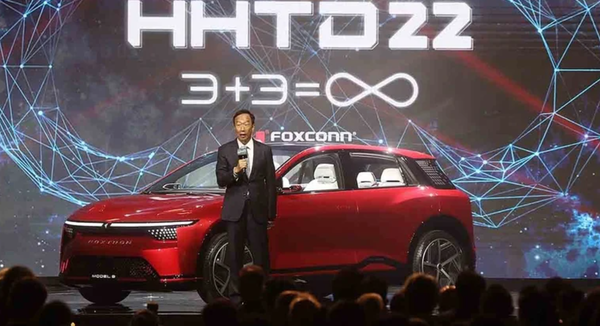 전기크로스오버 모델 B를 소개하는 테리 구 폭스콘 설립자