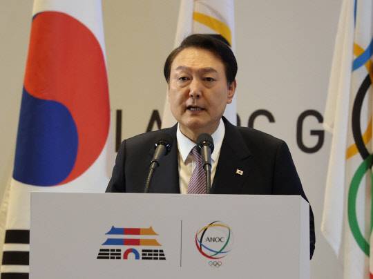 윤석열 대통령 19일 오전 서울 강남구 코엑스에서 열린 국가올림픽위원회연합회(ANOC) 총회에서 기조연설을 하고 있다. 연합뉴스