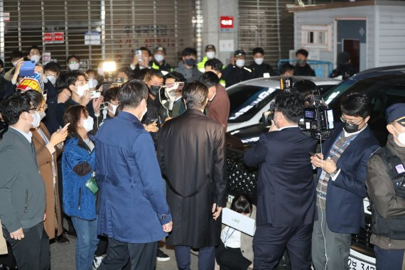 19일 밤 서울 여의도 중앙당사 앞에서 민주연구원 압수 수색에 나선 검찰 관계자들이 철수하고 있다. 뉴시스