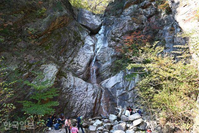 흘림골 등선대 아래 등선폭포 부근에서 탐방객들이 간식을 먹으며 쉬고 있다.
