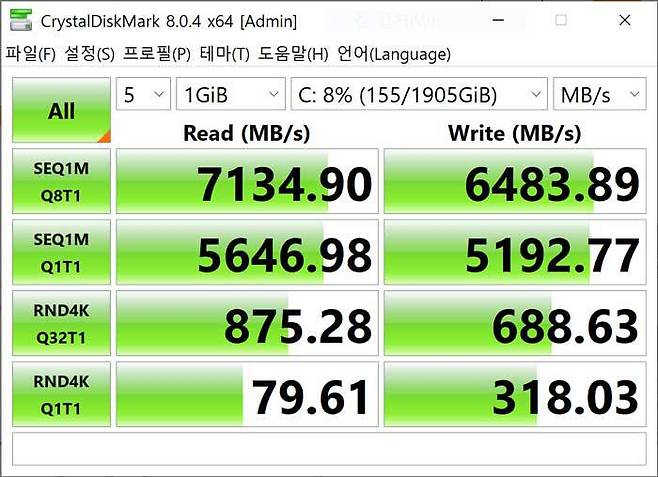최상위권의 데이터 읽기/쓰기 속도를 발휘하는 고성능 SSD를 탑재했다