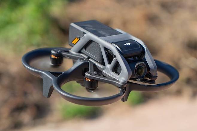 제자리 비행(호버링) 중인 DJI 아바타. 출처=IT동아