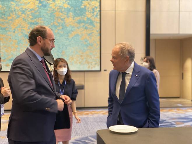 Latvian ambassador to Korea Aris Vigants interacts with Don Tapscott -- executive chairman of the Blockchain Research Institute and author of global bestseller “Blockchain Revolution” at The Korea Herald Biz Forum on Wednesday at Four Seasons Hotel in Jung-gu, Seoul. (Sanjay Kumar/The Korea Herald)