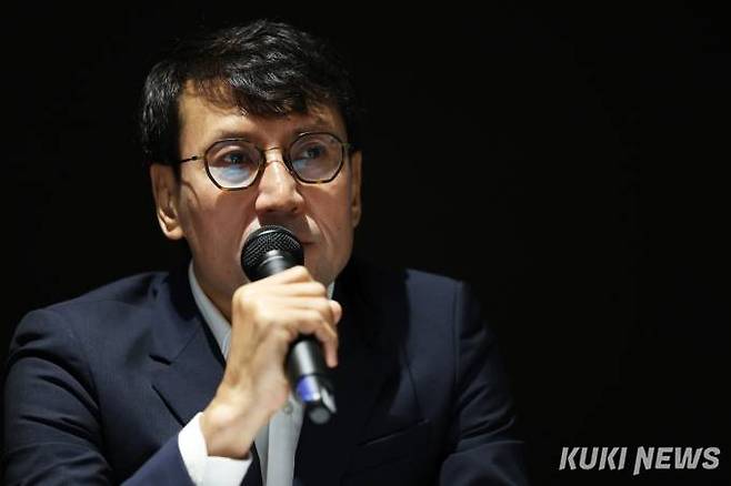 카카오 홍은택 각자대표가 19일 오전 경기도 성남시 판교 카카오 아지트에서 열린 '데이터센터 화재로 인한 장애' 관련 대국민 기자회견에서 서비스 장애와 관련한 사과문을 발표하고 있다.