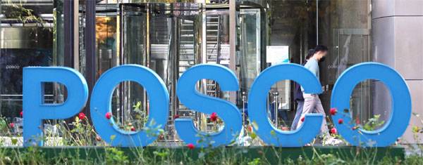 포스코가 태풍 `힌남노` 피해로 인해 급감한 실적 성적표를 받았다. 포스코홀딩스는 올 3분기 잠정 영업이익이 전년보다 71% 줄어든 9000억원으로 집계됐다고 19일 밝혔다. 사진은 서울 포스코센터 모습. [이충우 기자]