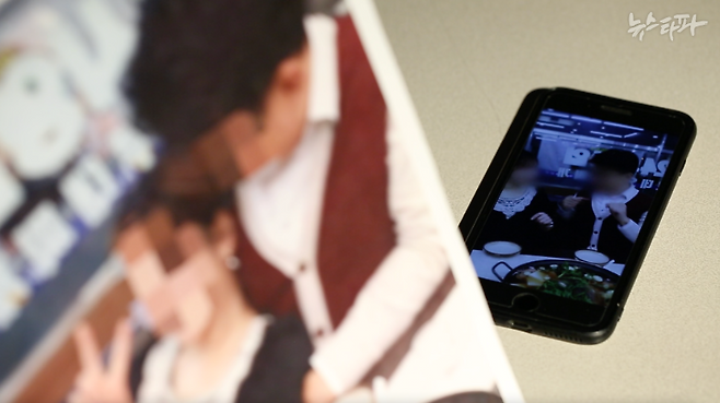 대구산업진흥원 직원 A씨가 여성접대부와 함께 찍은 사진. 사진이 찍힌 시간은 새벽 3시쯤이었다.&nbsp;