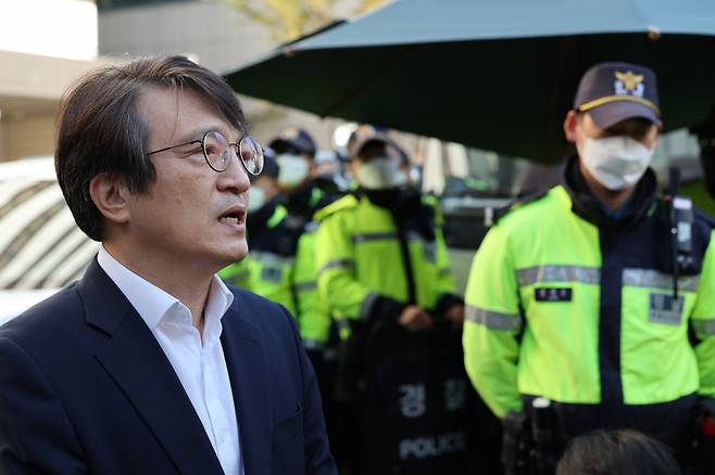 김의겸 더불어민주당 대변인이 10월19일 서울 여의도 당사 앞에서 검찰의 민주연구원 사무실 압수수색 시도와 관련한 브리핑을하고 있다. ⓒ 연합뉴스