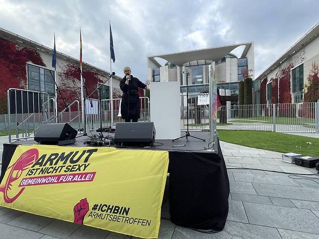 총리실 앞 무대에서 에너지위기에 따른 생활고 얘기하는 엘케 (베를린=연합뉴스) 이율 특파원 = 독일 총리실 앞에 설치된 무대에서 에너지위기에 따른 생활고에 대해 털어놓고 있는 엘케. 2022.10.19