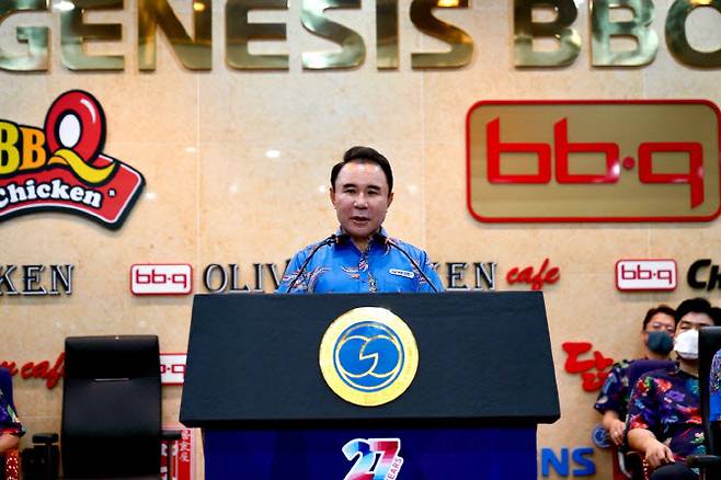 지난달 1일 창사 27주년을 맞아 윤홍근 제너시스 BBQ 회장이 창립기념사를 하고 있다. 윤 회장이 입은 유니폼에 닭 무늬가 수놓아져 있다.(사진=BBQ)