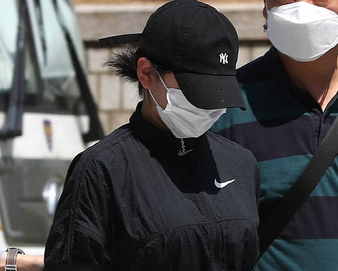 지난 6월 11일 오전 서울 서초구 서울중앙지방법원에서 생활비 문제로 다투다 흉기를 휘둘러 40대 남편을 살해한 혐의를 받는 20대 여성 A씨가 영장실질심사를 받기 위해 법정으로 들어가고 있다.(사진=뉴시스)