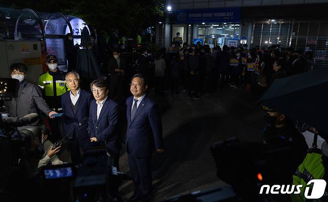 김의겸 더불어민주당 대변인이 19일 오후 압수수색 중인 서울 여의도 더불어민주당사 앞에서 입장을 말하고 있다. 서울중앙지검은 이날 대장동, 위례신도시 개발사업 특혜 의혹 사건과 관련해 민주당사 내 김용 민주연구원 부원장의 사무실 압수수색을 시도했다. 2022.10.19/뉴스1 ⓒ News1 이재명 기자