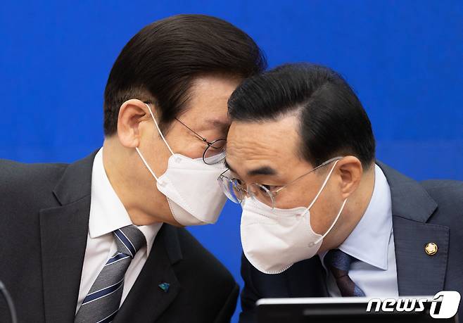 이재명 더불어민주당 대표와 박홍근 원내대표가 19일 오전 서울 여의도 국회에서 열린 최고위원회의에서 대화를 하고 있다. 2022.10.19/뉴스1 ⓒ News1 이재명 기자