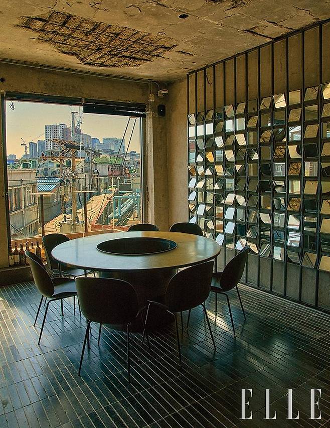 창 너머로 광장시장이 내려다보이는 히든아워의 메인 다이닝 공간.