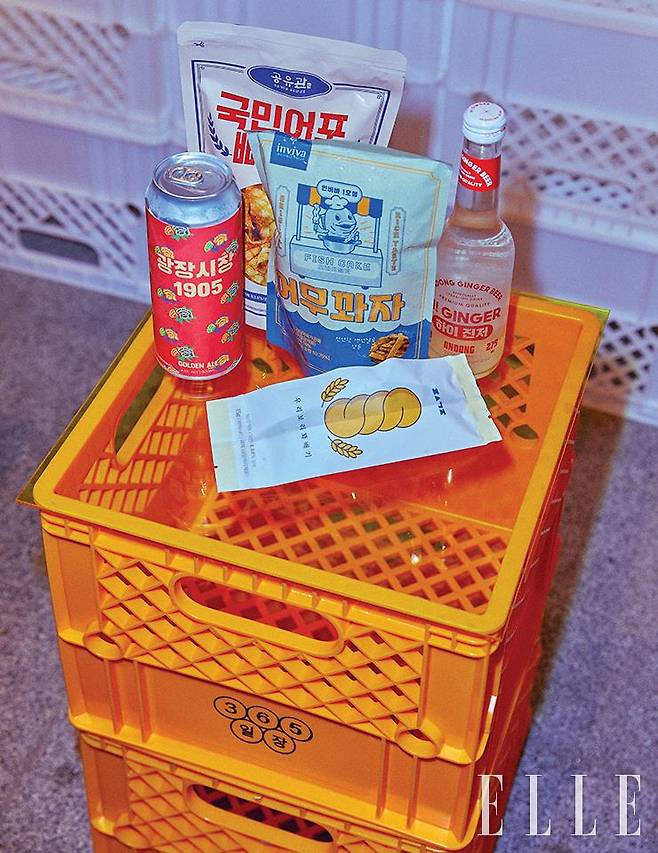 365일장에서 판매 중인 광장시장1905 캔 에일, 국민어포 빠삭이, 어무꽈자, 안동 하이 진저비어, 우리보리꽈배기.