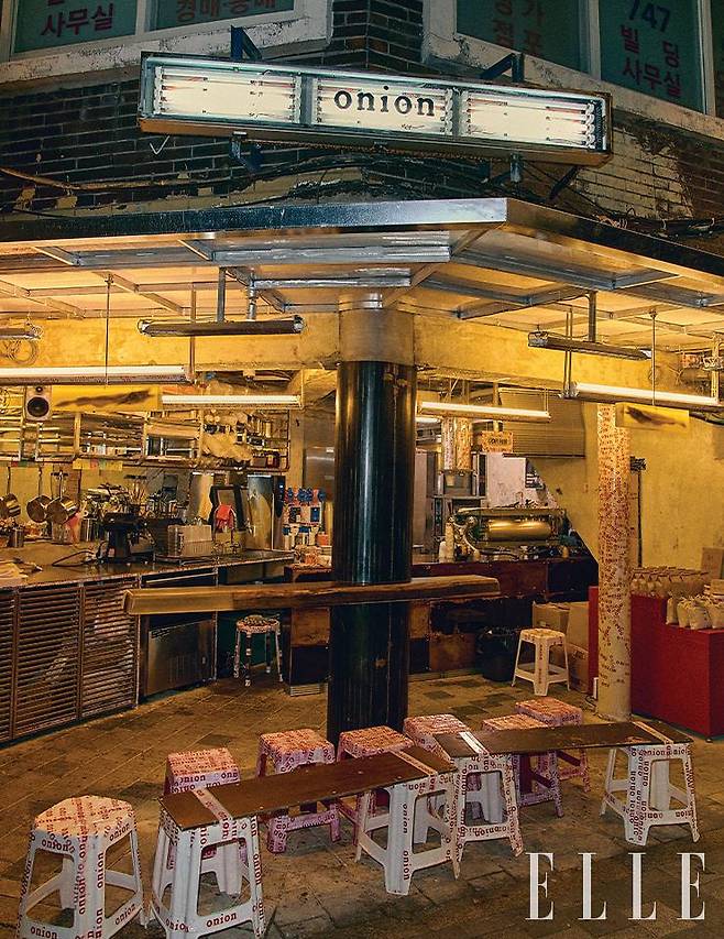 눈길이 절로 가는 어니언 광장시장점의 말 그대로 ‘힙’한 전경.