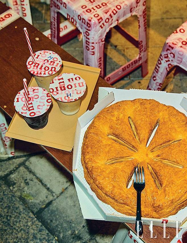 어니언 광장시장점의 시그너처 메뉴인 헤이즐넛 라테, 아메리카노 그리고 페이스트리 파이.