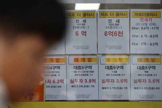 서울 시내 한 부동산중개업소에 붙은 전세 안내문. /연합뉴스