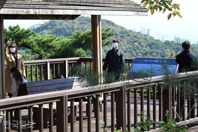 19일 서울 남산공원 전망대에서 경호원 2명이 한남동 관저 촬영 행위를 제한하고 있다. 고영권 기자