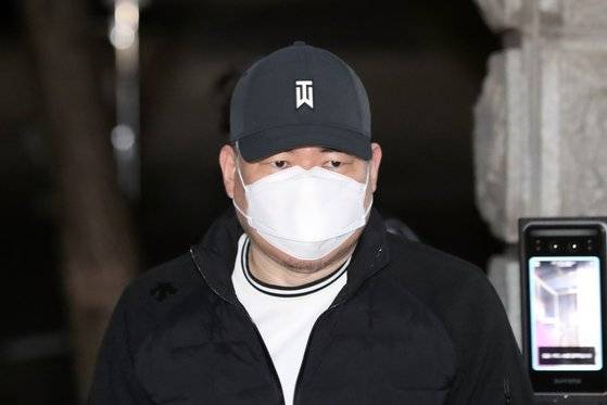 지난해 10월 구속 이후 1년여간 수감돼 재판을 받아온 유동규 전 성남도시개발공사 기획본부장이 20일 0시 구속기간 만료로 경기도 의왕 서울구치소를 나서고 있다. 뉴스1