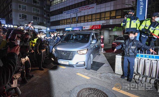 19일 서울 여의도 더불어민주당사 주차장에서 검찰 관계차의 차량이 나서고 있다.